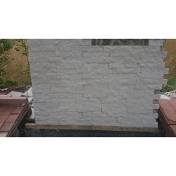 Kamień elewacyjny cegiełka z piaskowca biało-szarego 5cm